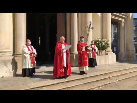 Monsignor Luigi Panighetti benedice la città di Varese