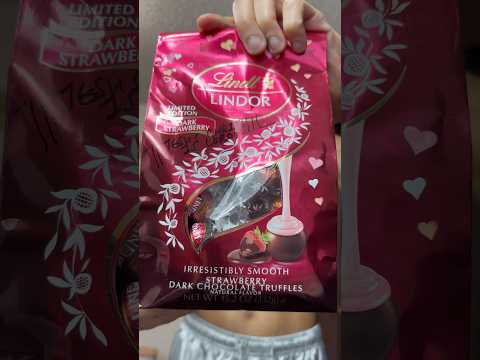 🍓 Lindt Lindor Dark Strawberry chocolate truffles 🍫 #fruit #chocolatelovers #desserts #Swiss