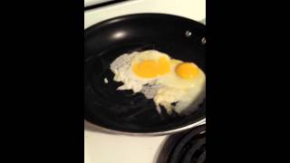Making the perfect over easy eggs