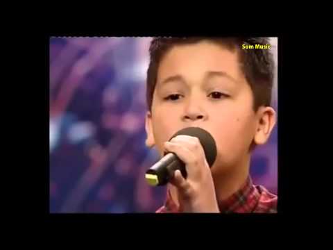 Menino surpreende em show de calouros