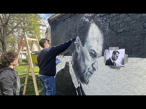 شاهد غرافيتي جريء يصوّر زعيم المعارضة الروسي أليكسي نافالني خلف نصب سوفييتي في فيينا…