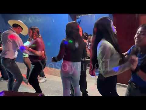 Puras nenas bailando aquí en esta fiesta en quezaltepeque Chiquimula 