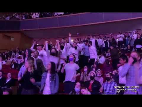 הזמר "החרדי" מרדכי שפירא מחטיא את הרבים ומרקיד מעורב #shorts