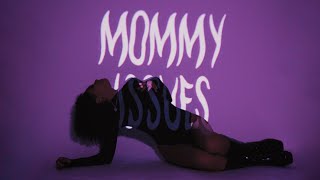 Kadr z teledysku Mommy Issues tekst piosenki Cloudy June