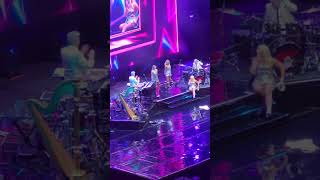 ROD STEWART PASSES OUT AND FALLS ON HIS SHOW 2023.