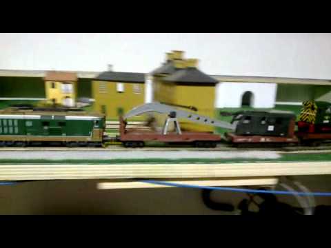 Una D343 traina un carro gru e un pianale con loco da manovra inglese Class 03 D2009