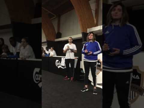 La remise de trophée pour l'équipe féminine du rwdm