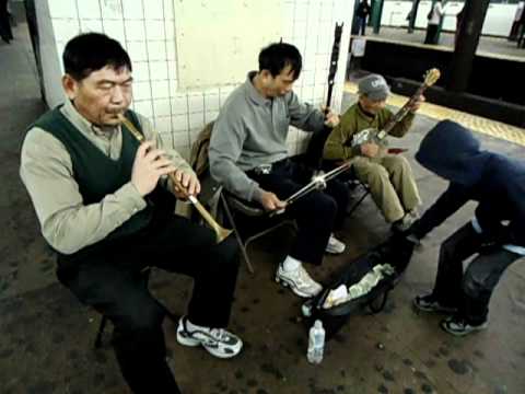 Chinese trio performs on NYC subway platform