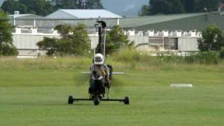 preview picture of video ''Blackbird' gyrocopter - Full stop landing and taxiing off runway'