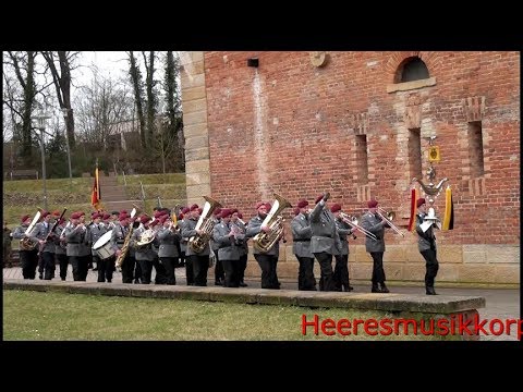 Teil 1/8 Einmarsch Rekruten LwAusbBtl Germersheim und Heeresmusikkorps mit Ehrenformation