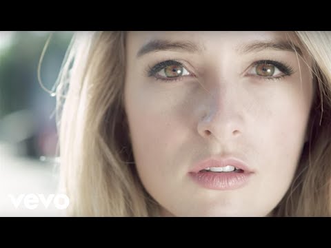 Stephanie Zelaya - Bastaba Una Mirada (Video Oficial)