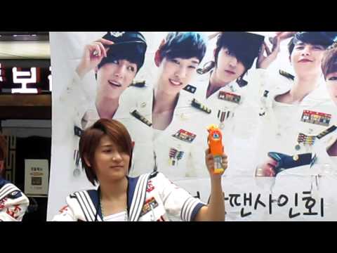 [FANCAM]120806 LEDapple Busan Fansign - kyumin with bubble gun toy