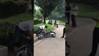 Viral Bikers Banting Motornya Karena Ditilang Polisi 