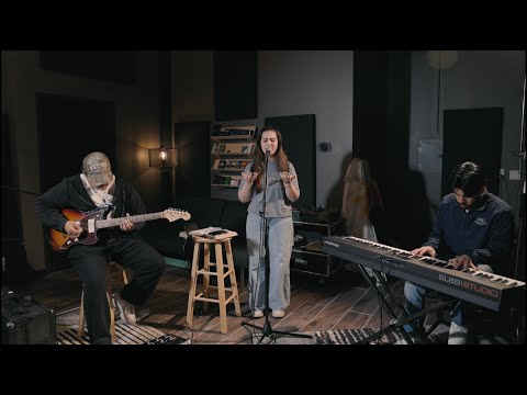 Al Que Esta Sentado En El Trono