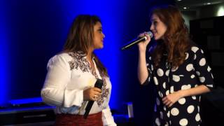 Preta Gil e Sophia Abrahão cantando 