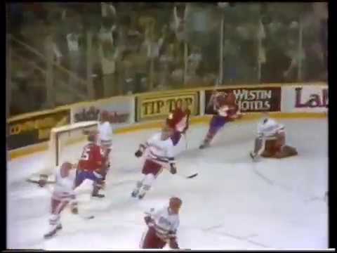 Rick Middleton scores vs. the USSR in the 1984 Canada Cup