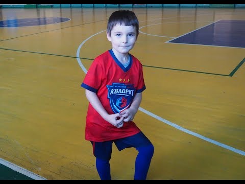 Юрочка и динозаврик Тони. Как я занимаюсь футболом!