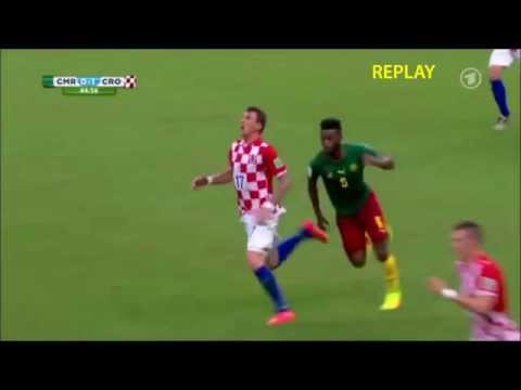 FAIL MOMENT! Alex Song hits Mario Mandzukic with elbow (Cameroon 0-4 Croatia | 18/06/2014)