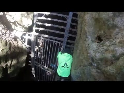 EXPLORATION D'UNE GROTTE A SALLES-LA-SOURCE EN CANOË - Aveyron