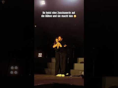 Du holst eine Zuschauerin auf die Bühne und sie macht das 😳