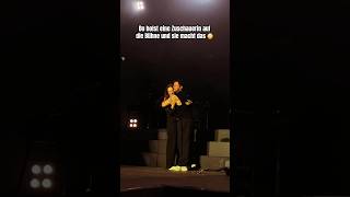 Du holst eine Zuschauerin auf die Bühne und sie macht das 😳