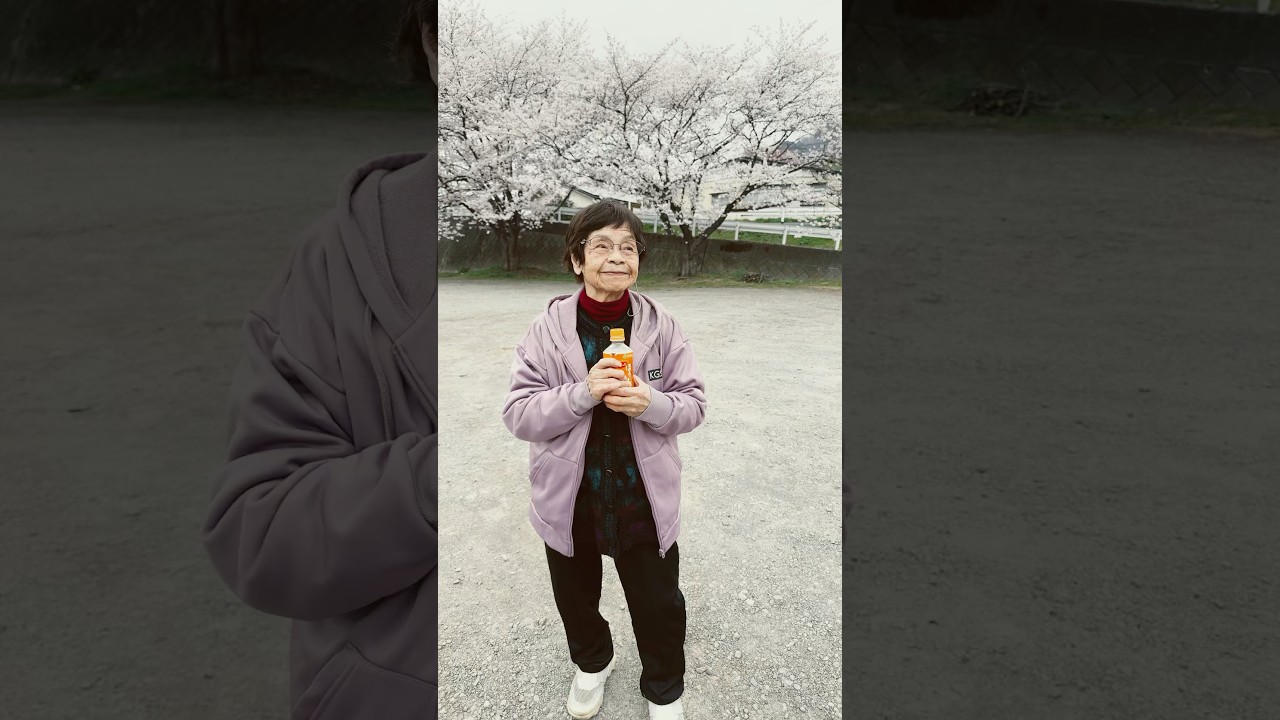 95歳ツムツムおばあちゃん朝のご挨拶桜の木の下から￼ #おばあちゃん #grandma#Japan❤️😂