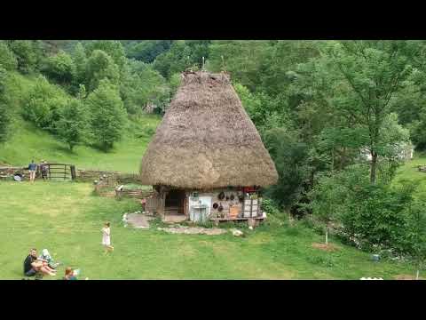 UN UNIVERS UITAT IN TIMP, SATUL CHEIA