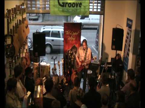 PART 1 - Chris Peeters (De Laatste Show Band) demonstreert Hagstrom bij Groove Music Shop (Lier)