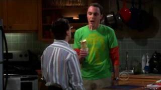 Sheldon essaie d'ouvrir une boite de conserve