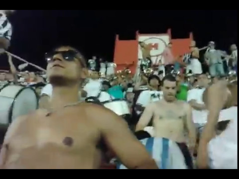 "Los pibes de los bombos / La Barra De Caseros en Huracán." Barra: La Barra de Caseros &bull; Club: Club Atlético Estudiantes