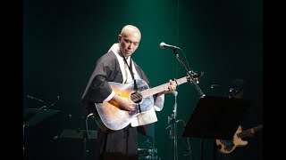 白天念經，晚上開演唱會，這個日本和尚太酷了！