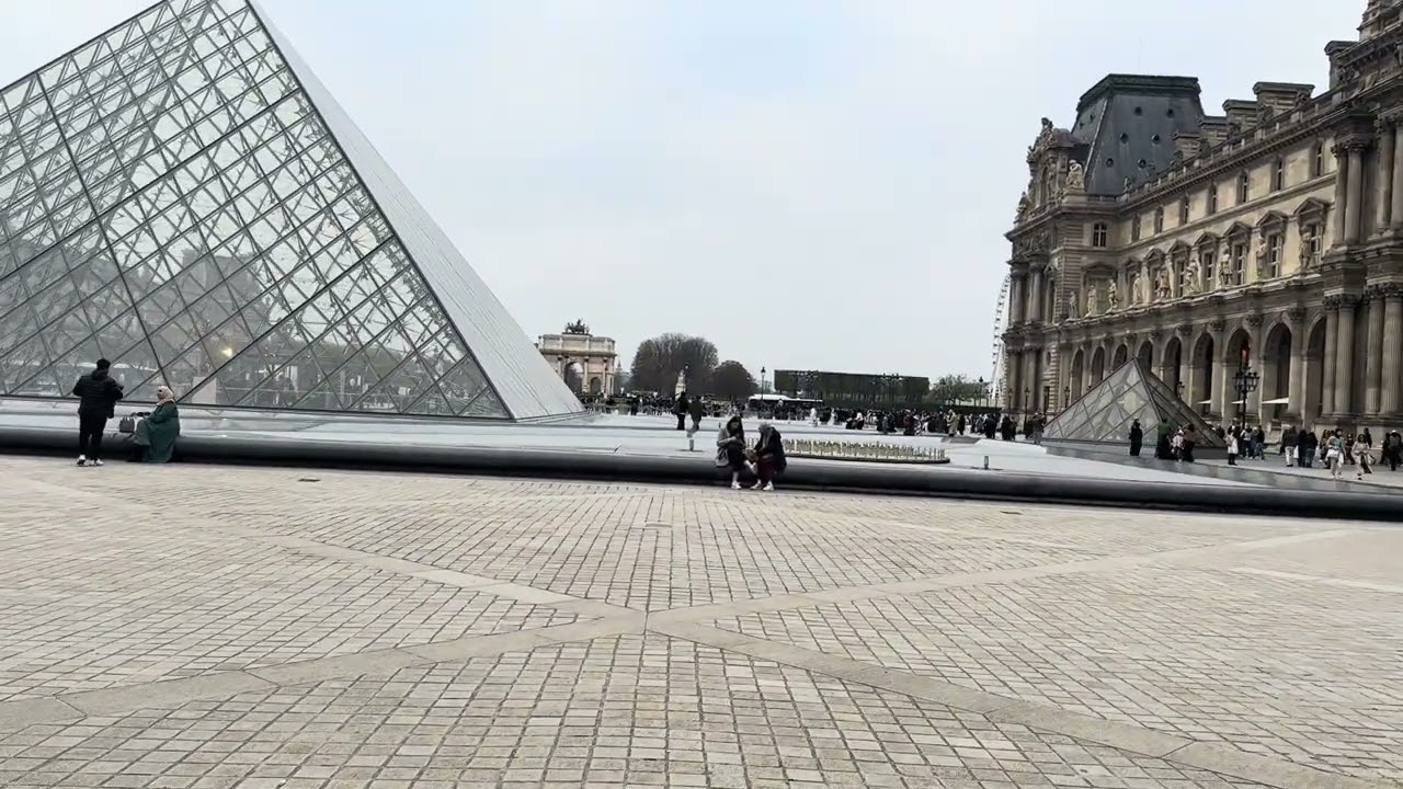 שטח מוזיאון הלובר בפריז - איפה עושים את התמונה המפורסמת