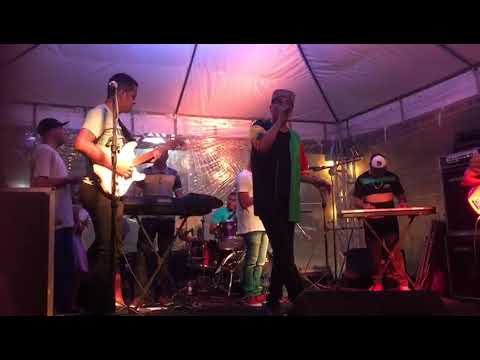 Edy Vox e a banda Made in Roots tocando rocinha