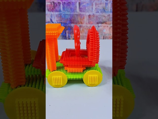 Vídeo relacionado con Stickle Bricks TCK05000 Hasbro Farm Construction Set,16 x 16 x 21 cm