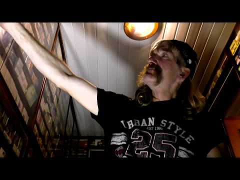 Kolekcjoner pełnych paczek papierosów