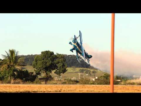 Skip Stewart decolando no Aerorock- Pitts S-2B 320hp - Brasil