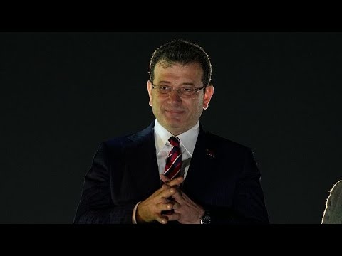 شاهد آلاف الأتراك يدعمون رئيس بلدية إسطنبول بعد الحكم بسجنه