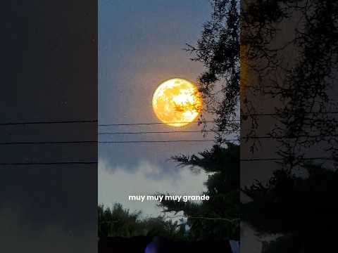 Miren que tan  grande se ve la luna desde san Antonio Chacaya en una aldea de Santiago Atitlán