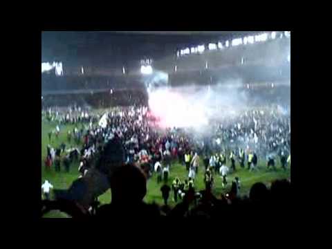 MALMÖ FF SM GULD 2010 publiken stormar planen !!!!!!