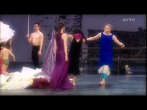 Dido &amp; Aeneas [Διδώ και Αινείας] του Henry Purcell [Χένρυ Πέρσελ] σε σκηνοθεσία και χορογραφία Sasha Waltz [Σάσα Βαλτς], Staatsoper Unter den Linden, Βερολίνο (2005), με την Akademie für Alte Musik Berlin και το Vocalconsort Berlin υπό τον Attilio Cremonesi [Αττίλιο Κρεμονέζι]. Πρώτο δείγμα της «χορογραφικής όπερας» της Waltz: η όπερα του 1689 μετατίθεται στο σημειωτικό σύστημα του χορού, τραγουδιστές και χορευτές ανταλλάσσουν λειτουργίες μέσα και έξω από μια δεξαμενή νερού, και η διακαλλιτεχνικότητα της μετάθεσης καταργεί τη διάκριση ανάμεσα σε φωνή και σώμα.