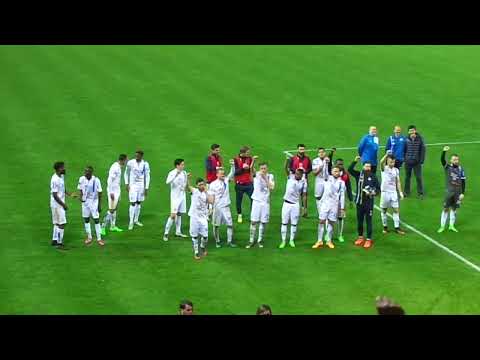 Anthony Sadin chante avec les supporters après le 1-4 à SK Beveren - Royale Union Saint-Gilloise