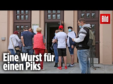 Bratwurst zur Corona-Impfung: Impfwillige stehen Schlange