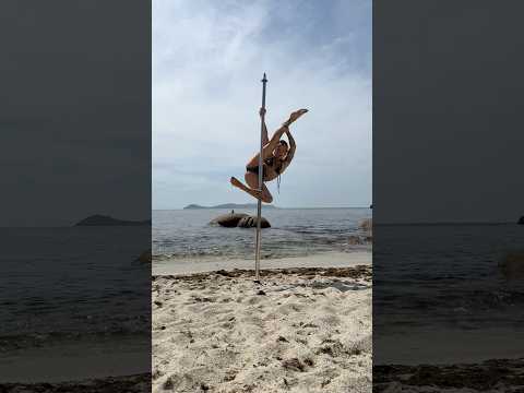 Ya se iban echando de menos las acrobacias este verano 🤸🏻✨ #art #arte #pole #poledance #summer