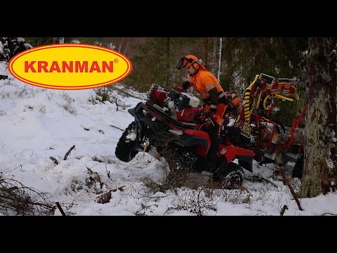 Kranman T1750 griplastarvagn för ATV hämtar vindfällen i snö