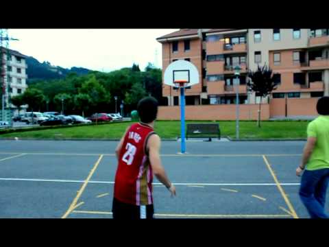 Lebron James makes a SUPERSHOT in Gernika