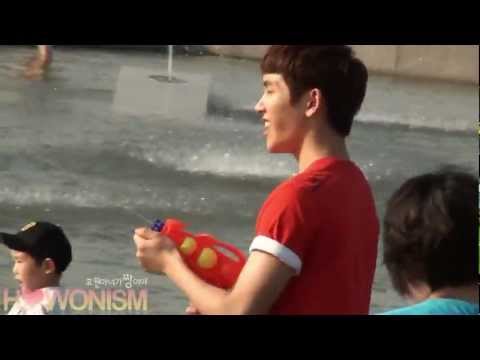 [Fancam] 110705 Hoya playing water gun @ Sesame Player Filming