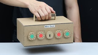 איך ליצור מפתח וקוד גישה משולב למזוודה מ-Cardboard
