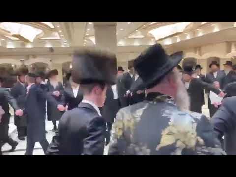 Viznitz London Rebbe Dancing