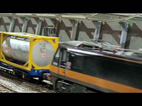 MT4 - 4M87 - DB90s - Bumblebee1 (90026) solo on a Crewe bound liner - leaving Roade cutting