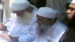 صورة الشيخ الحويني يبكي عند قبر رفيق دربة الشيخ شكري رحمه الله